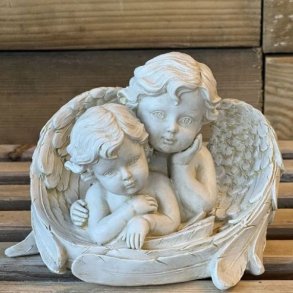 vid figur af to sm� engle der sover trygt inde i en stor engelvinge.
