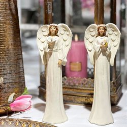 To elegante hvide englefigurer fra La Vida &ndash; en holder en due og en holder blomster.