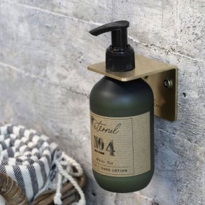 Milj�billede af det messing-farvede v�goph�ng monteret p� v�ggen, der viser dets funktionelle og stilrene design til boligen.