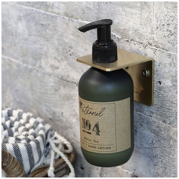 Milj�billede af det messing-farvede v�goph�ng monteret p� v�ggen, der viser dets funktionelle og stilrene design til boligen.
