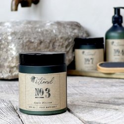 Eternel fodbadesalt No. 3 i milj� ved en rustik vask, der viser produktets eksklusive emballage i et moderne badev�relsesmilj�.