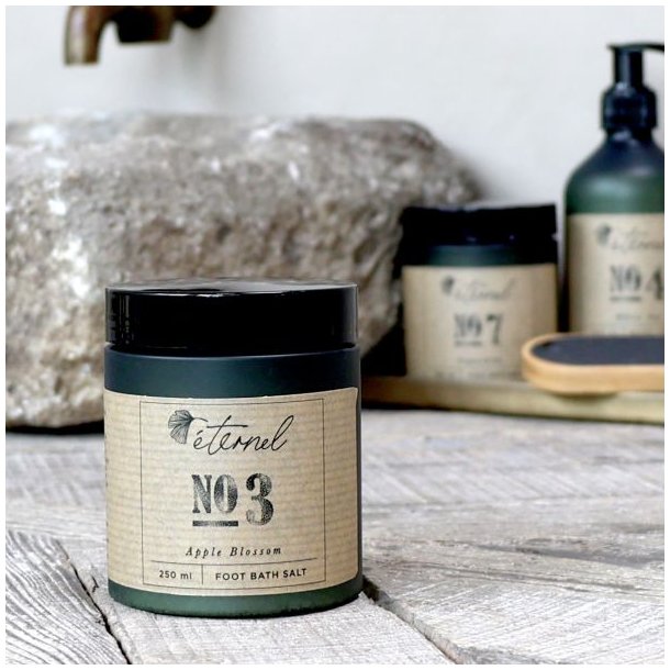 Eternel fodbadesalt No. 3 i milj� ved en rustik vask, der viser produktets eksklusive emballage i et moderne badev�relsesmilj�.