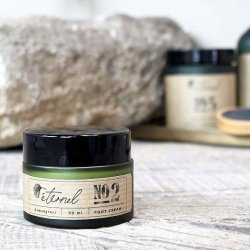 N�rbillede af Eternel fodcreme med citrongr�s, der viser produktets stilrene emballage og de friske ingredienser.