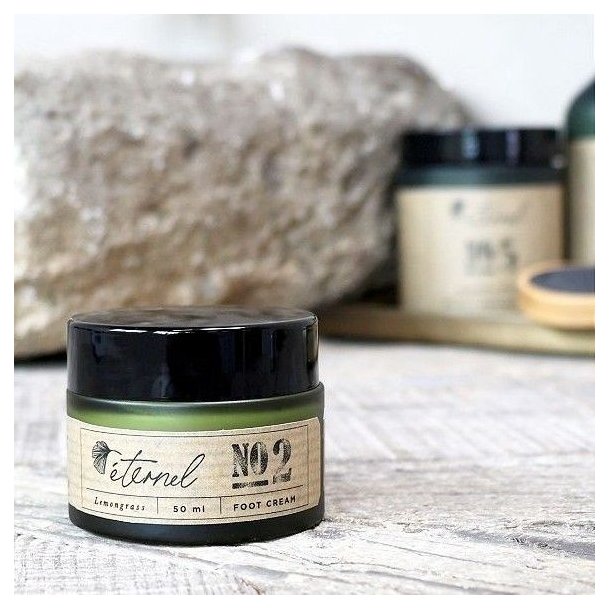 N�rbillede af Eternel fodcreme med citrongr�s, der viser produktets stilrene emballage og de friske ingredienser.