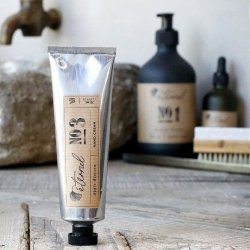 Eternel h�ndcreme No. 3 stylet i et lyst badev�relsesmilj�, der fremh�ver produktets nordiske design og dufttema.