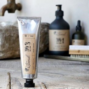 Eternel h�ndcreme No. 3 stylet i et lyst badev�relsesmilj�, der fremh�ver produktets nordiske design og dufttema.