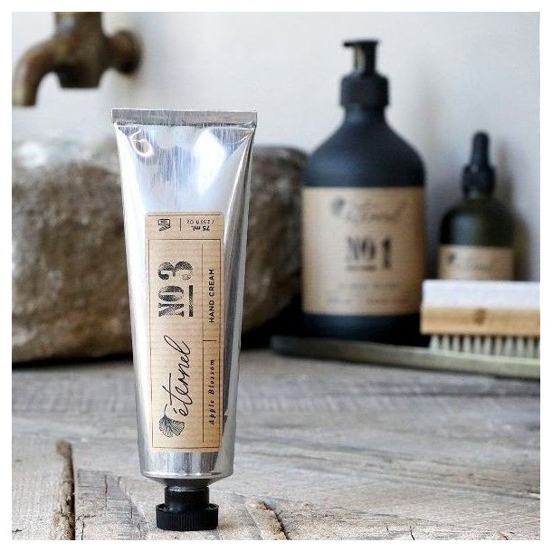 Eternel h�ndcreme No. 3 stylet i et lyst badev�relsesmilj�, der fremh�ver produktets nordiske design og dufttema.