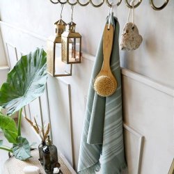 Eternel pimpsten h�ngt op i et moderne badev�relsesmilj�, der viser den praktiske snor og stenens naturlige design.