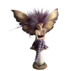 En fritlagt, h�jkvalitets (PNG-billede med transparent baggrund) af den siddende fe-figur i polyresin. Alle detaljer, inklusive det vilde, buskede lilla h�r, de plettede sommerfuglevinger og de lilla og hvidstribede ben, st�r skarpt og klart. Feen sidder p� den hvidprikkede paddehat-base.