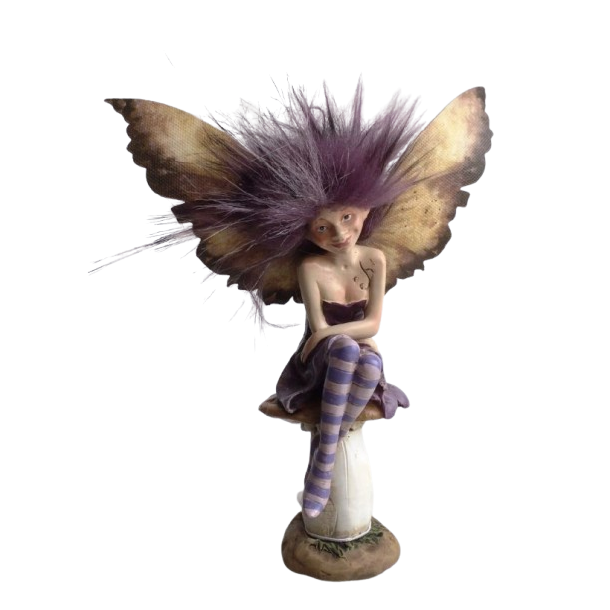 En fritlagt, h�jkvalitets (PNG-billede med transparent baggrund) af den siddende fe-figur i polyresin. Alle detaljer, inklusive det vilde, buskede lilla h�r, de plettede sommerfuglevinger og de lilla og hvidstribede ben, st�r skarpt og klart. Feen sidder p� den hvidprikkede paddehat-base.