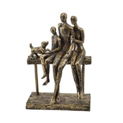 Fritlagt produktbillede i 1:1 format af en detaljeret dekorationsfigur i polyresin. Figuren forestiller en familie p� tre og en lille hund, der sidder sammen p� en b�nk. Overfladen er i antik bronze med en flot patina. St�rrelse: H25 / L18 cm.
