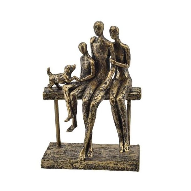 Fritlagt produktbillede i 1:1 format af en detaljeret dekorationsfigur i polyresin. Figuren forestiller en familie p� tre og en lille hund, der sidder sammen p� en b�nk. Overfladen er i antik bronze med en flot patina. St�rrelse: H25 / L18 cm.