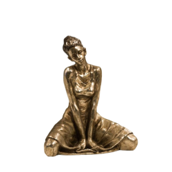 figur-ballerina-maya-la-vida-antik-guld-kunstfigur-frilagt En fritlagt dekorativ figur i antik guld fra La Vida af en ballerina kaldet Maya der sidder p� kn� med armene samlet mellem benene og hovedet p� sned.