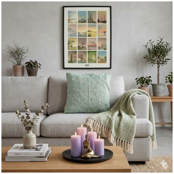figur-ballerina-maya-la-vida-antik-guld-miljoe-stue-bakkebord Den lille antik guldfarvede Ballerina Maya figur fra La Vida st�r p� en m�rk bakke p� et tr�bord i en stue ved siden af t�ndte lilla bloklys foran en gr� sofa hvor der p� v�ggen h�nger en indrammet plakat.