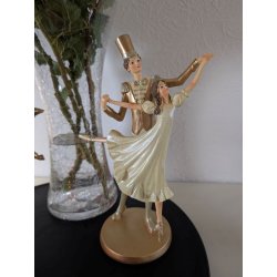 figur med dansende par i fest t�j opstilt p� et fad med vase og blomster