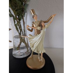 figur med dansende par i fest t�j opstilt p� et fad med vase og blomster