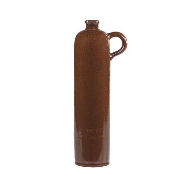 En slank, brun keramikflaske med en lille hank �verst og en blank glasur. Flasken har et pr�get stempel nederst og st�r p� en hvid baggrund.