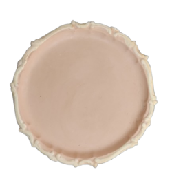 fransk-landstil-keramik-lysefad-pink-10-5 Et fritlagt, rundt lysfad i lyser�d keramik med en dekorativ, riflet kant i fransk landstil, som er beregnet til bloklys. Lysetallerkenen ses oppefra p� en hvid baggrund. St�rrelse: �10,5 cm.