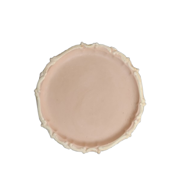 fransk-landstil-keramik-lysefad-pink-10-5 Et fritlagt, rundt lysfad i lyser�d keramik med en dekorativ, riflet kant i fransk landstil, som er beregnet til bloklys. Lysetallerkenen ses oppefra p� en hvid baggrund. St�rrelse: �10,5 cm.