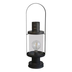 En fritlagt fransk staldlanterne i jern med antique kul-finish. Lanternen er 53 cm h�j og har en h�j, rund hank og en glascylinder, der beskytter den medf�lgende LED-p�re. Den st�r p� en stabil fod.