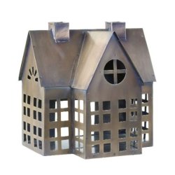 Et fritlagt produktbillede p� en ren hvid baggrund af en detaljeret metal lanterne formet som et hus i antik messingfinish. Huset har et distinkt patineret udseende med en blanding af messing og kobber toner, to skorstene, og et komplekst netv�rk af firkantede vinduer og en rund central cross-rude.