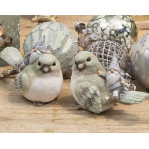 To La Vida julefigurer af hvide og jadegr�nne fugle med sm� nisser i gr�t t�j og gr� huer.