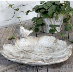 N�rbillede af bladformet fuglebad i creme-hvid med guld patina, der viser overfladens struktur og detaljer.