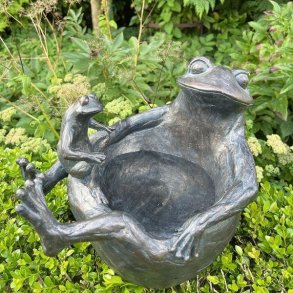 Dekorativt fuglebad formet som en stor og en lille fr� i patineret m�rk finish.