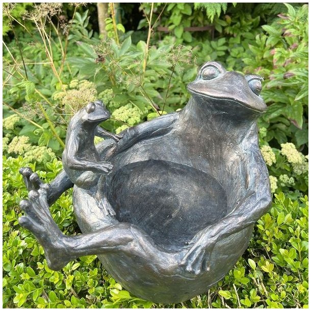 Dekorativt fuglebad formet som en stor og en lille fr� i patineret m�rk finish.