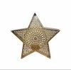 Fritlagt billede p� hvid baggrund af den lille stjerne-fyrfadsholder p� H21 cm i antik guld metal.