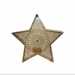 Fritlagt billede p� hvid baggrund af den lille stjerne-fyrfadsholder p� H21 cm i antik guld metal.