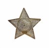 Fritlagt billede p� hvid baggrund af den store stjerne-fyrfadsholder p� H26 cm i antik guld metal.