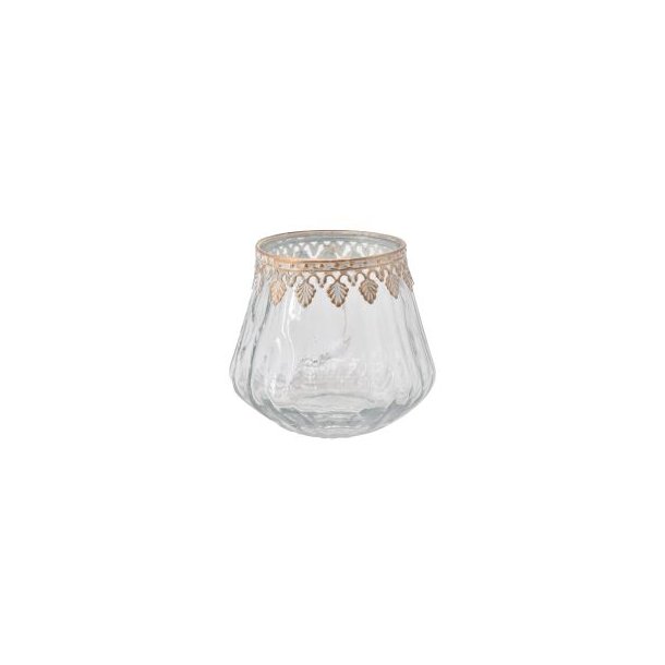 Et fritlagt produktbillede i 1:1 format af en ulyst fyrfadsstage i klart glas med den detaljerede antik guld dekorationskant �verst, vist mod en ren hvid baggrund, der fremh�ver alle detaljer.