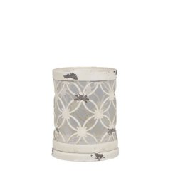 Fyrfadsstage i creme hvidt jern og glas med patina set fra siden p� hvid baggrund.