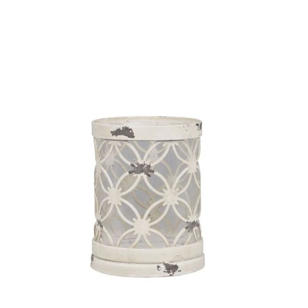 Fyrfadsstage i creme hvidt jern og glas med patina set fra siden p� hvid baggrund.