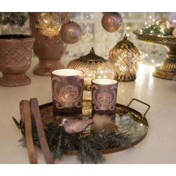 Mat rosa fyrfadsstage opstillet i et hyggeligt milj� med naturmaterialer og lys p� et tr�bord.