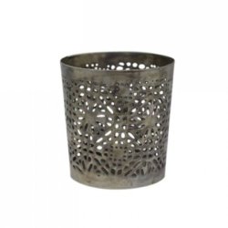 fyrfadsstage i metal med antique messingfarvet finish og fint, udsk�ret hulm�nster vist p� hvid baggrund.