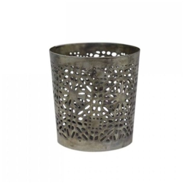 fyrfadsstage i metal med antique messingfarvet finish og fint, udsk�ret hulm�nster vist p� hvid baggrund.