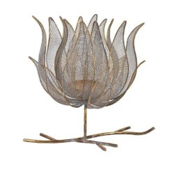 Stor blomsterformet fyrfadsstage i fint guld- og s�lvfarvet metalnet placeret p� en grenformet fod fritlagt.