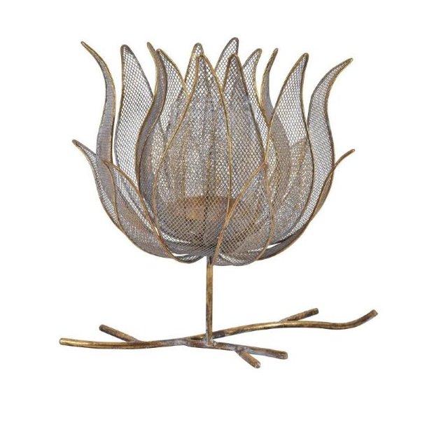 Stor blomsterformet fyrfadsstage i fint guld- og s�lvfarvet metalnet placeret p� en grenformet fod fritlagt.