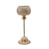 Fritlagt produktbillede af den h�je fyrfadsstage p� fod i antik guld metal (41 cm) p� hvid baggrund.