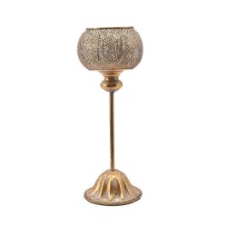 Fritlagt produktbillede af den h�je fyrfadsstage p� fod i antik guld metal (41 cm) p� hvid baggrund.