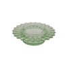 groen-fyrfadsstage-glas-flad-solsikke En fritlagt rund fyrfadsstage i gennemsigtigt gr�nt glas med et fladt, bredt design, hvor kanten er udformet som fine, t�tte blade, der str�ler ud som en solsikke.