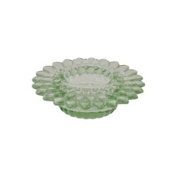 groen-fyrfadsstage-glas-flad-solsikke En fritlagt rund fyrfadsstage i gennemsigtigt gr�nt glas med et fladt, bredt design, hvor kanten er udformet som fine, t�tte blade, der str�ler ud som en solsikke.