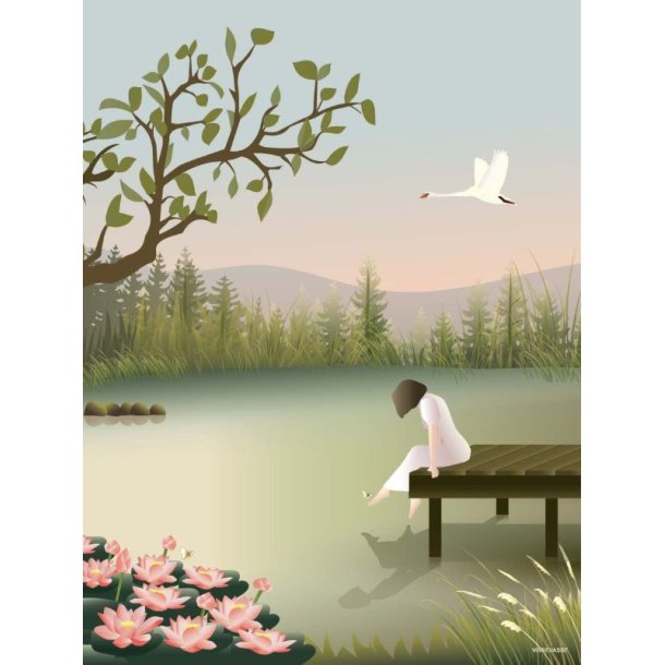 girl-on-the-bridge-plakat-vissevasse-kunsttryk-frilagt En fritlagt ViSSEVASSE plakat med titlen GIRL ON THE BRIDGE, der viser en pige i en hvid kjole p� en tr�bro, omgivet af rosa �kander, en flyvende svane og en gr�n skov.