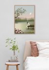 girl-on-the-bridge-plakat-vissevasse-kunsttryk-miljoe-sovevaerelse-seng En indrammet Girl on the bridge plakat i lys tr�ramme h�nger p� en hvid v�g i et lyst sovev�relse over en opredt seng med stribede rosa puder ved siden af et lille tr�bord med en gr�n plante i en glasvase.