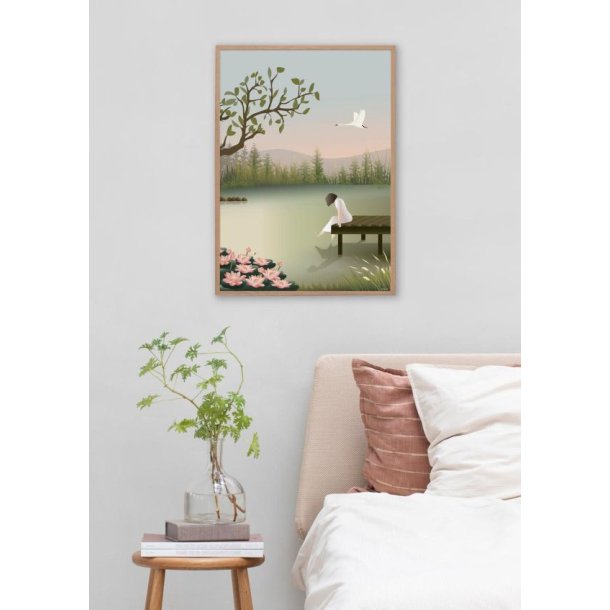 girl-on-the-bridge-plakat-vissevasse-kunsttryk-miljoe-sovevaerelse-seng En indrammet Girl on the bridge plakat i lys tr�ramme h�nger p� en hvid v�g i et lyst sovev�relse over en opredt seng med stribede rosa puder ved siden af et lille tr�bord med en gr�n plante i en glasvase.