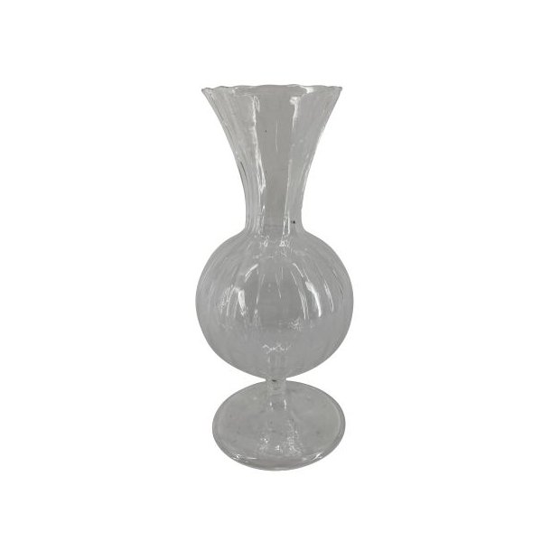 glasvase-elke-rund-fritlagt fritlagt rund lille glasvase med rillet m�nster og en elegant stilk med rund fod.