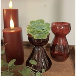 To bordeauxr�de glasvaser i forskellige st�rrelser brugt som hyacintglas og fyrfadsstage p� et bord