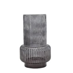 gr�-mila-retro-vase-glas-riflet En fritlagt, h�j og cylinderformet retro glasvase i en r�ggr�, transparent farve. Vasen har et gennemg�ende lodret rifleet m�nster og en karakteristisk, bredere rund detalje i bunden lige over den m�rke fod. St�rrelse: H30 / D13 cm.